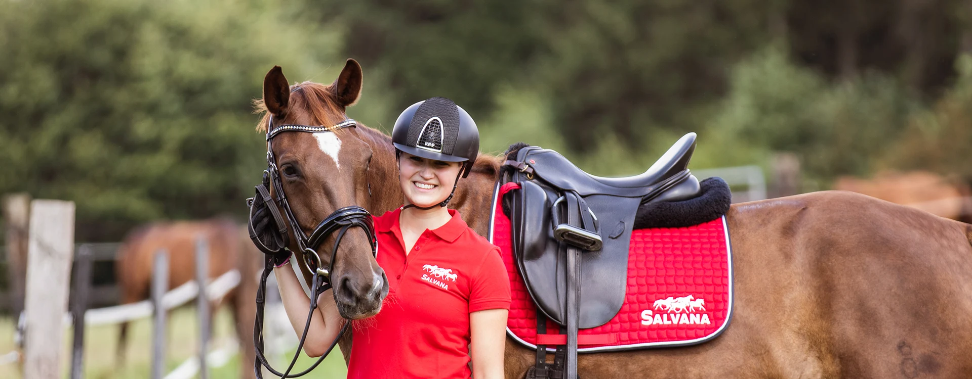 Fuchspferd und Reiterin mit SALVANA Zubehör